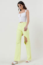 Load image into Gallery viewer, DISTRESSED WIDE CUT STRAIGHT LEG JEANS