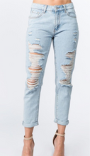 Load image into Gallery viewer, Maddison Boyfriend Jeans Light Wash